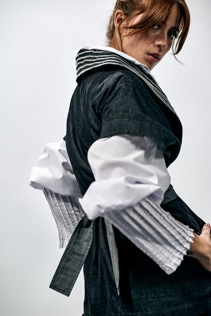 Half-sleeve shirt with pleats